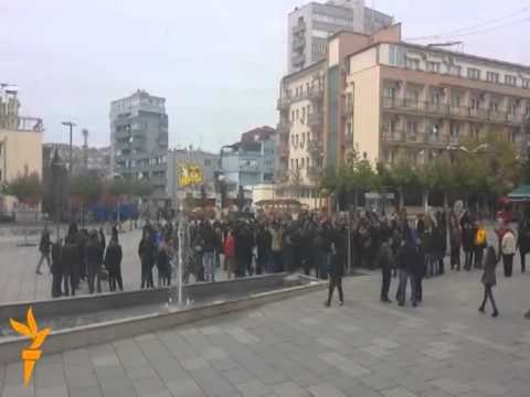 GAZETARET NE KOSOVE PROTESTOJNE KUNDER DHUNES SE USHTRUAR NDAJ TYRE NE SHUME RASTE LAJM