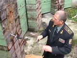 Russian Ex-Spetsnaz throwing two knives at once.. Don't mess with this guy!