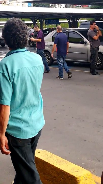 Un chauffeur de taxi brésilien s'en prend à un chauffeur Uber... Violent