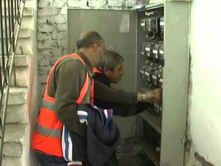 Download Video: ARRESTOHEN 5 ELEKTRIÇISTE NE KORÇE,NUK NDERPRENE LIDHJET E PALIGJSHME TE ENERGJISE LAJM