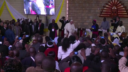 Papa critica ricos e colonialismo no Quênia