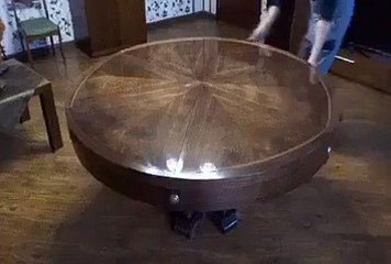 Une table qui se transforme... Dingue
