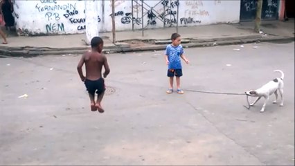 De la corde à sauter avec un chien