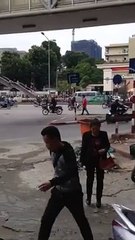 Cụ ông đi ngược chiều + ko đội mũ bảo hiểm liên tục chửi bới giao thông