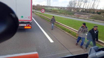 Un chauffeur routier vs Migrants à Calais