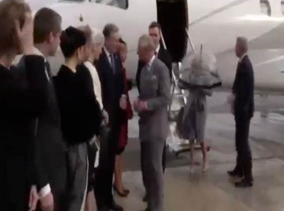 Exclu Vidéo : L’épouse du prince Charles, Camilla : fait une arrivée burlesque au sommet du Commonwealth à Malte !
