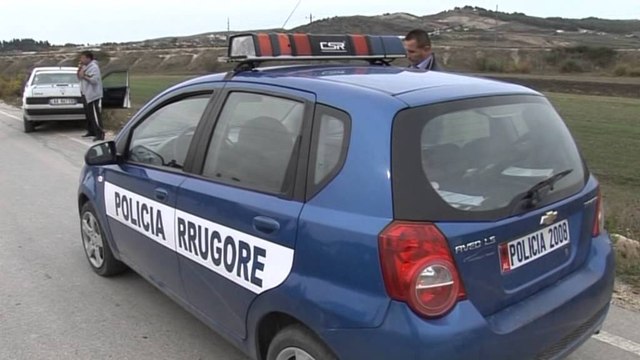 FURGONI PERPLASET ME 3 MAKINA DHE 1 KARROCE, VDES FEMIJA 8-VJECAR NE LUSHNJE