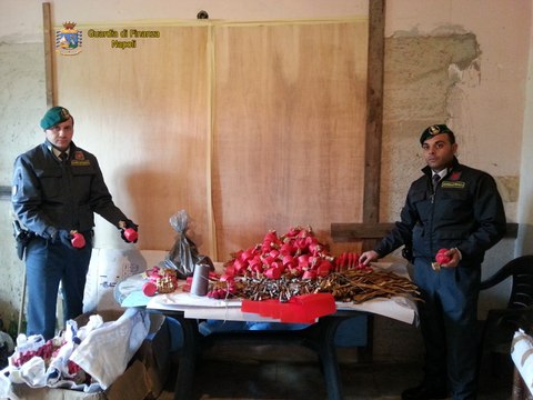Napoli - Maxi sequestro fuochi d'artificio (27.11.15)