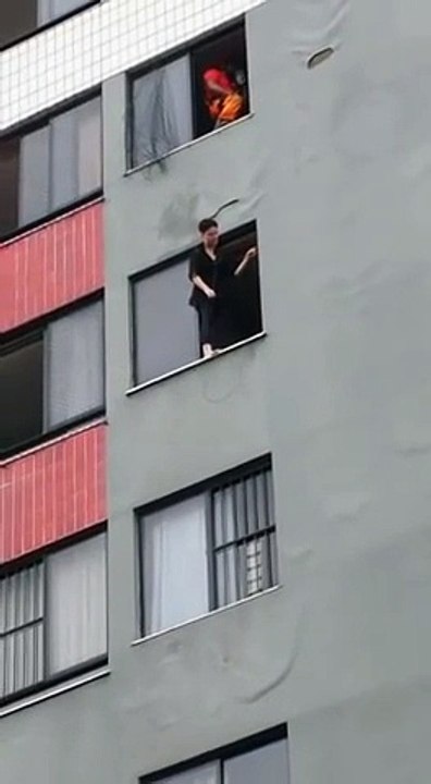 Il Sauve cette Femme avec un Double Kick en pleine Tronche