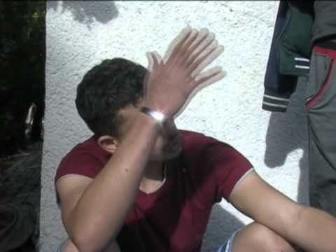 POLICIA ASHPERSON KONTROLLET NE KUFI,KAPEN NGA UNIFORMAT BLU 97 KLANDESTINE SIRIANE LAJM