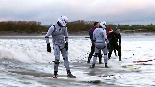 Les Storm Troopers de Star Wars se mettent au surf !