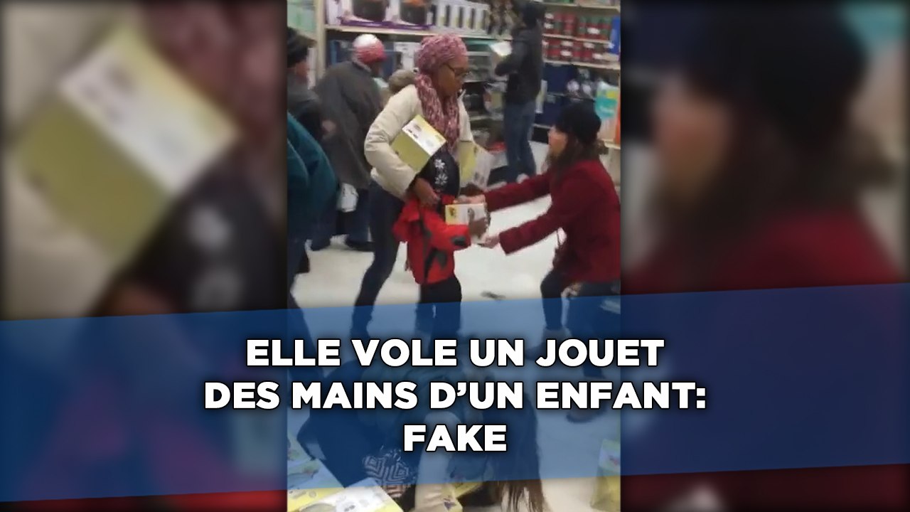 Black Friday. Elle vole un jouet des mains d'un enfant: FAKE!