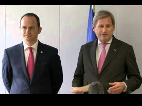 EUROKOMISIONERI PER ZGJERIM HAHN TAKON BUSHATIN,“DEBATI POLITIK VETEM NE KUVEND” LAJM