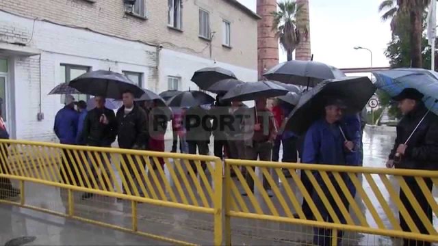 Report TV - Fier, 2 muaj pa rroga, punëtorët e Rafinerisë së naftës në protestë