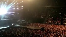 Le groupe Scorpions fait chanter la Marseillaise à son public