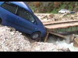 AKSIDENTOHEN MESUESIT NE GJIROKASTER,MAKINA DEL JASHTE RRUGE NGA AMORTIZIMI I RRUGES LAJM