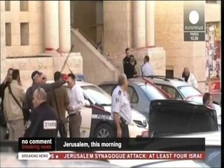 NJE GRUP I ARMATOSUR ME ARME,THIKE E SEPATA VRASIN 4 IZRAELITE NE NJE SINAGOGE LAJM