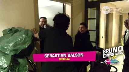 Un voisin sympa rend visite à Eliott pendant Bruno dans la radio