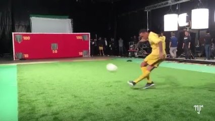 Abusou! Neymar faz golaço de letra no ângulo durante gravação de comercial