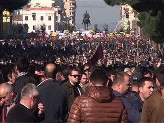MESAZHET E PROTESTUESVE TE OPOZITES,“EKONOMIA PROBLEMI KRYESOR,TE MBAHEN PREMTIMET” LAJM
