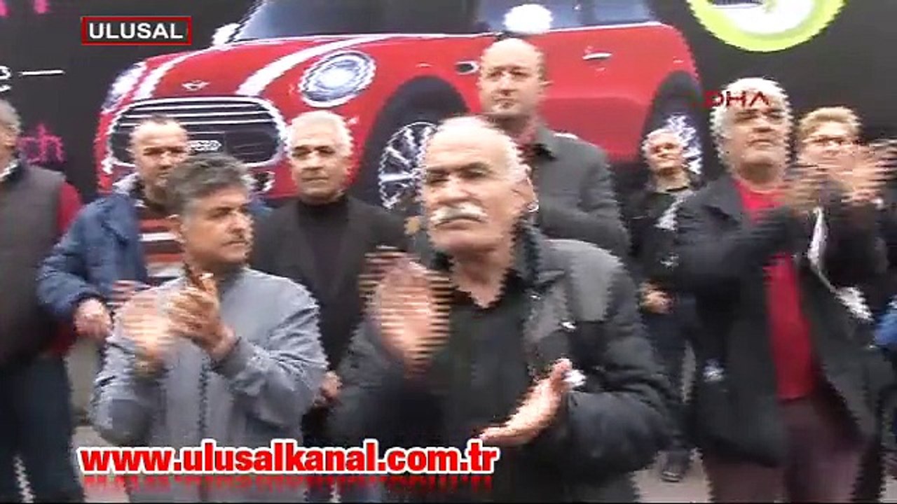 Can Dündar ve Erdem Gül'ün tutuklanması Cumhuriyet gazetesi önünde protesto edildi