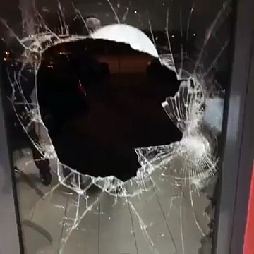 pijany Zbigniew Stonoga rozbija szybę