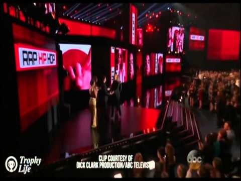 NDAHEN ÇMIMET “AMERICAN MUSIC AWARDS” FITON “ONE DIRECTION”,MEDIAT TALLEN ME QERRETIN LAJM