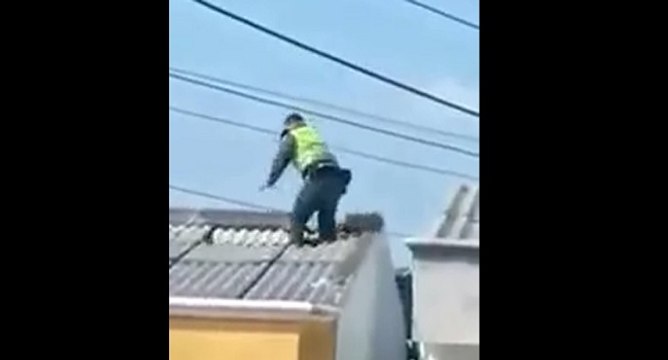 Une policière chute à travers un toit en poursuivant un criminel