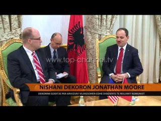 Nishani dekoron Jonathan Moore. Dekorimi goditje për Arvizun? - Top Channel Albania - News - Lajme