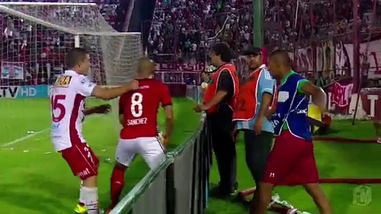 Un jugador de fútbol fue expulsado de un juego por agredir al recoge pelotas