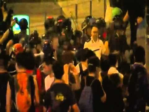 RIKTHEHEN PERPLASJET E FORTA MES PROTESTUESVE DHE POLICISE NE HONG KONG LAJM
