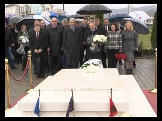 ZHVILLOHEN HOMAZHE NE KOSOVE NE KUJTIM TE ISH PRESIDENTIT IBRAHIM RUGOVA LAJM