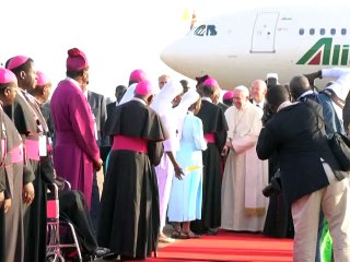 François en Ouganda: accueil très chaleureux pour le pape qui salue l'ouverture du pays aux migrants
