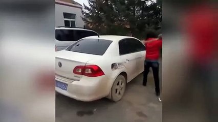 Mujer destruye coche tras enterarse de infidelidad!