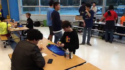 Un ado bat le record du monde de Rubik’s Cube