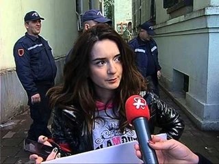 PREMTIMET QE NUK MBAJTI BASHA,TE RINJTE SOCIALISTE PROTESTOJNE PERPARA BASHKISE LAJM