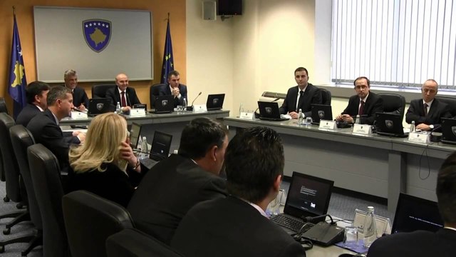 ISA MUSTAFA MERR DETYREN, HASHIM THACI IA DOREZON ME CEREMONI