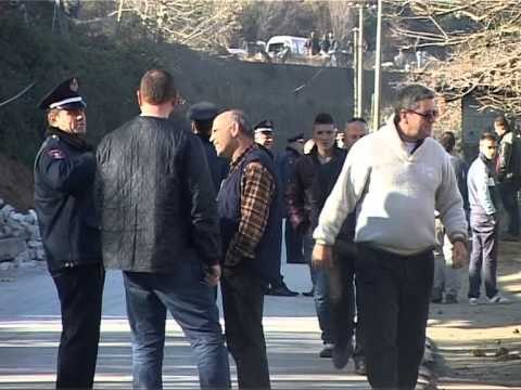 BLLOKOHET NGA RRESHQITJA E DHEUT AKSI TIRANE ELBASAN,DEMTOHEN SHTEPI E BIZNESE LAJM