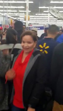 Vidéo : Il frappe un policier pendant le Black Friday