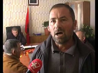 BANORET NE POGRADEC PERPLASEN ME POLICINE, PROTESTUESIT BLLOKOJNE ZYRTARET LAJM
