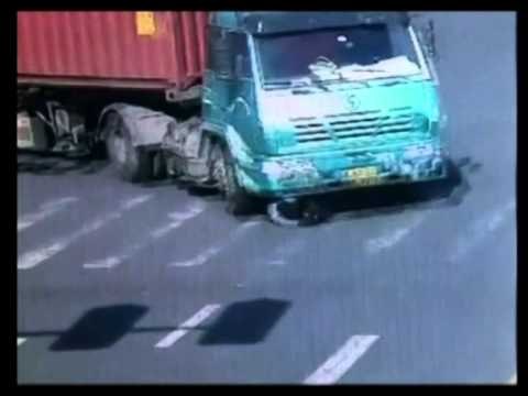 VIDEO RRENQETHESE NGA KINA E PERPLAS KAMIONI DHE SHPETON PER MREKULLI LAJM