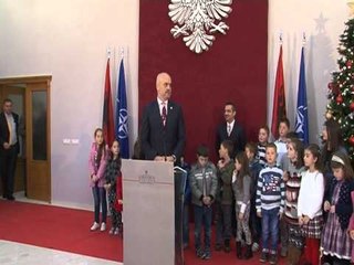 Video herunterladen: KRYEMINISTRI ME FEMIJET E USHTARAKEVE PREMTON LEHTESIRA DHE KUJDES SHENDETESOR LAJM