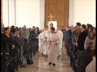 EDHE NE PRISHTINE BESIMTARET KATOLIKE KREMTOJNE KRISHTLINDJEN NE KATEDRALE LAJM