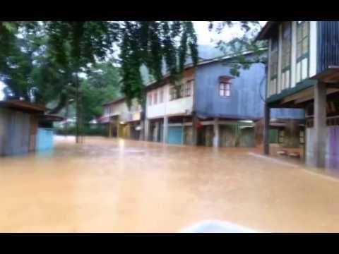 PERMBYTJE TE MEDHA NE MALAJZI 5 VIKTIMA DHE 100 MIJE TE EVAKUUAR NGA ZONAT E PREKURA LAJM