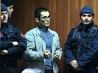 BANDA E TRITOLIT NE GJYKATE KERKON PROCES ME DYER TE HAPURA GJYQTARET REFUZOJNE LAJM