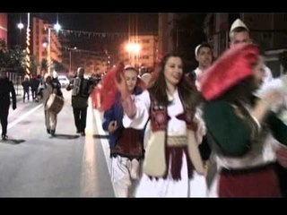 ATMOSFERA FESTIVE NE RRETHE,QENDRAT E QYTETEVE PLOT NGJYRA DHE URIME LAJM