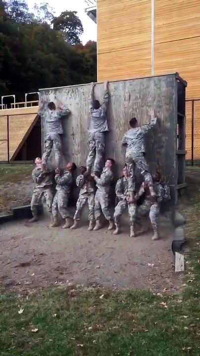 La techniques de neuf soldats pour franchir un mur