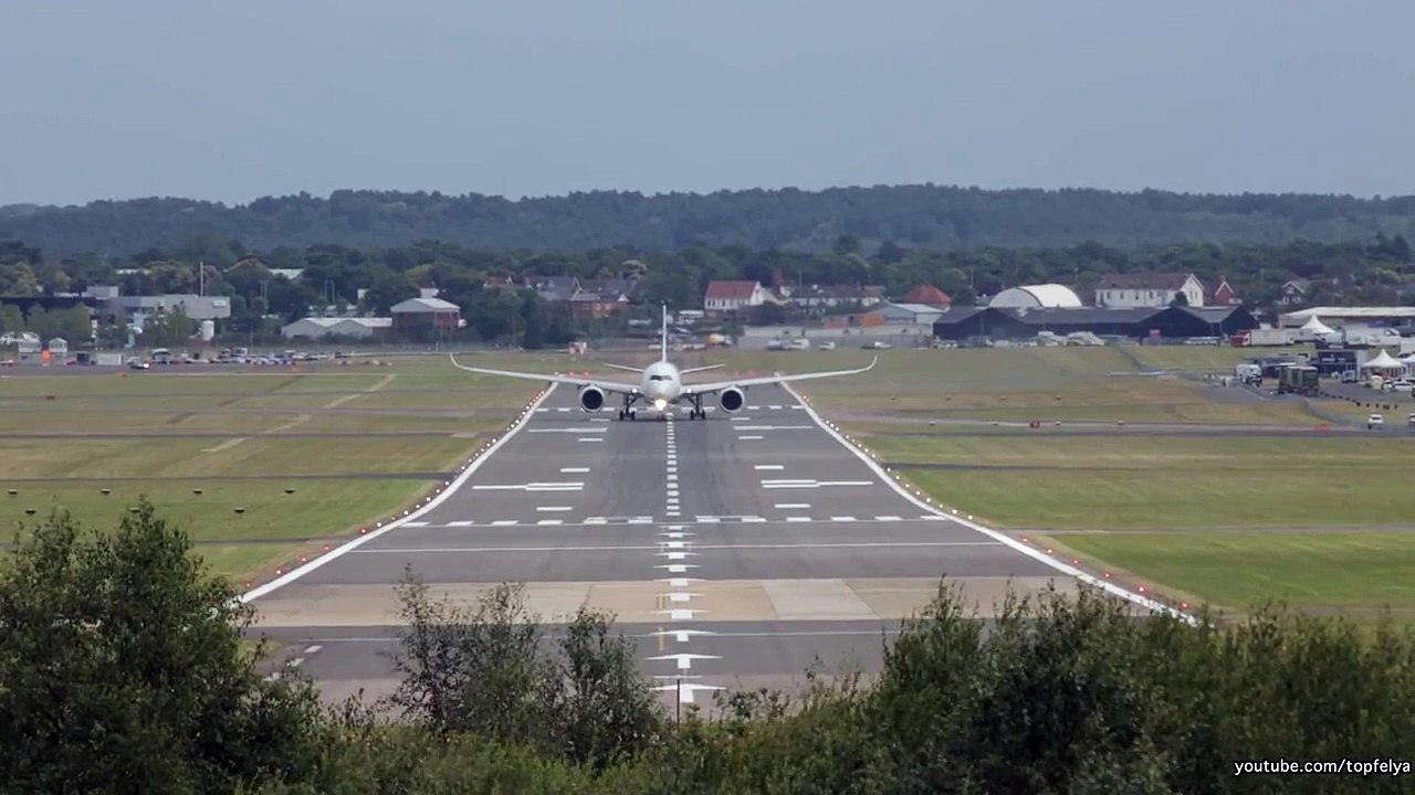Airbus a350 XWB Qatar Airways Display at Farnborough 2014 airshow Combat takeoff