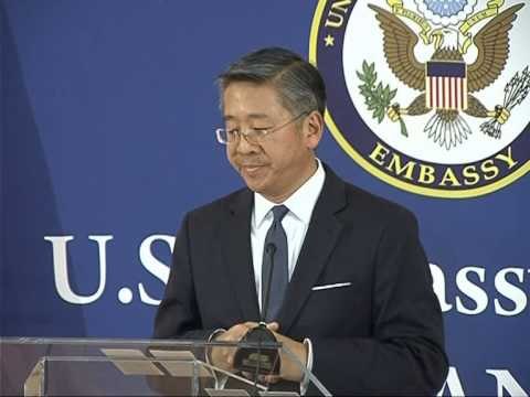 AMBASADORI DONALD LU NE TIRANE KRAH PER KRAH NE LUFTEN KUNDER TERRORIZMIT LAJM