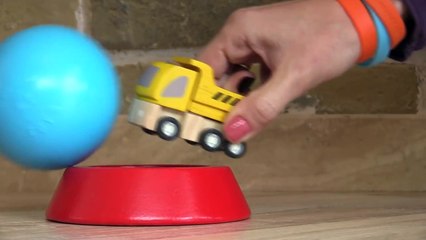 Oyuncaklarla oynayalım Ahşap parçaları birleştirip piramit yapıyoruz ve renkleri öğreniyor